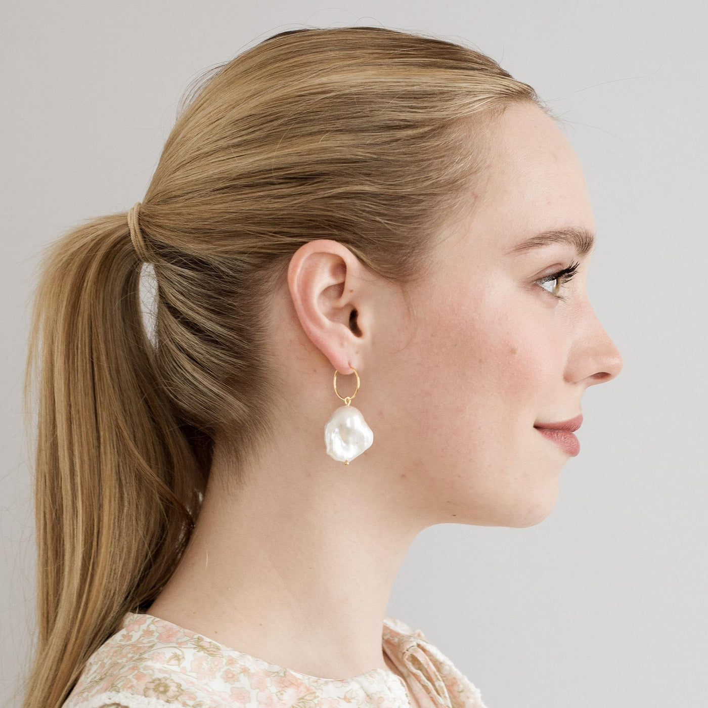Bridal jewelry CAPRAIA 585 GOLD (14k) // Hoop earrings with large baroque pearls
