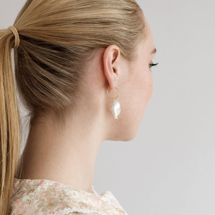 CAPRAIA 585 GOLD (14k) // Hoop earrings with large baroque pearls