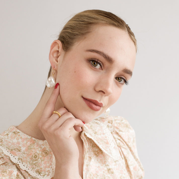 CAPRAIA 585 GOLD (14k) // Hoop earrings with large baroque pearls