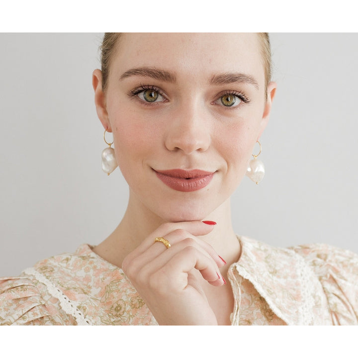 CAPRAIA 585 GOLD (14k) // Hoop earrings with large baroque pearls