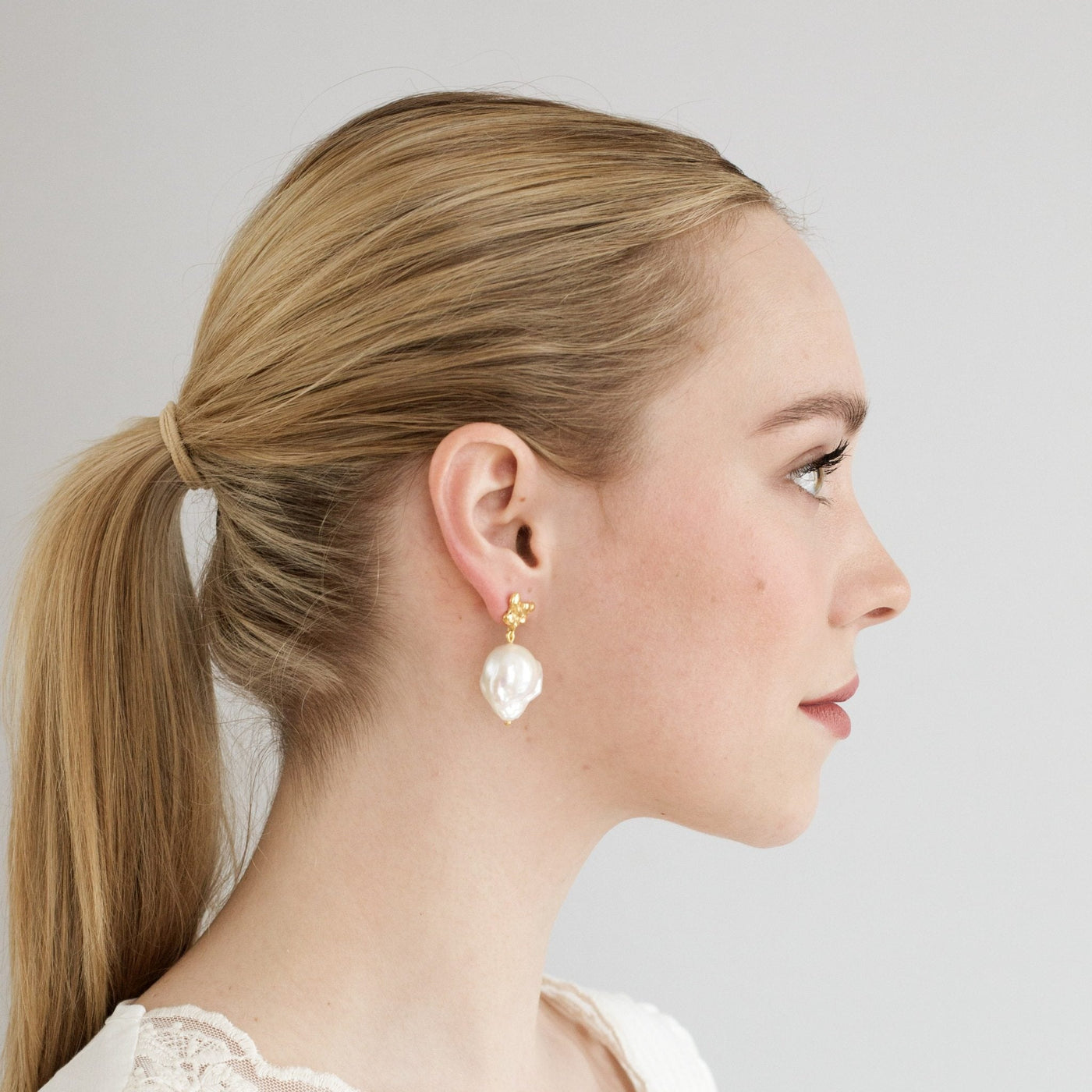 Bridal jewelry FJELLSTRAND 585 GOLD (14k) // Ear studs with baroque pearls