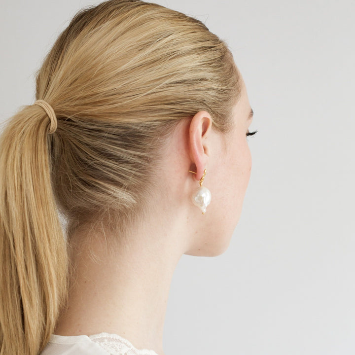 FJELLSTRAND 585 GOLD (14k) // Ear studs with baroque pearls