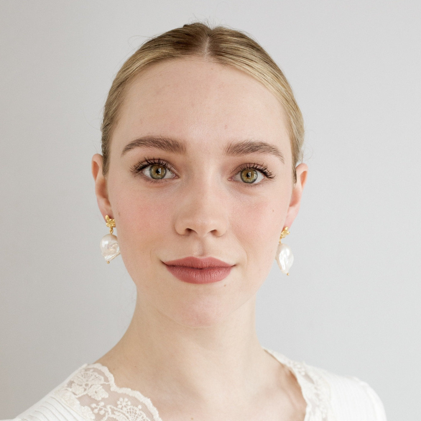 Bridal jewelry FJELLSTRAND 585 GOLD (14k) // Ear studs with baroque pearls