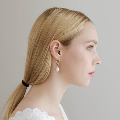 SORVIKA // Hoop earrings made of fine silver with a baroque pearl