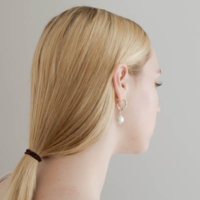 SORVIKA // Hoop earrings made of fine silver with a baroque pearl
