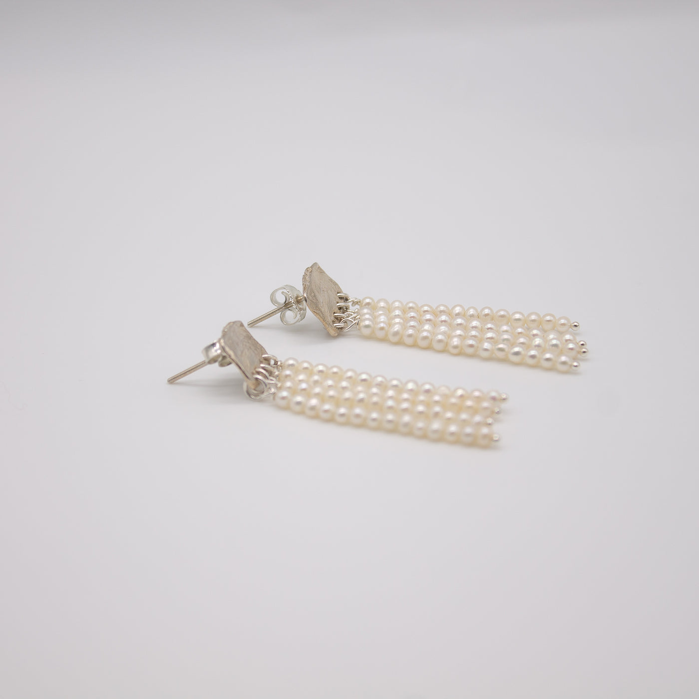 SUNDBY // Ear studs made of fine silver with delicate freshwater pearls