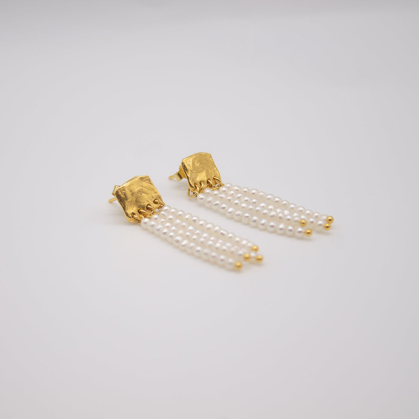 Bridal jewelry SUNDBY // Ear studs gold-plated with delicate freshwater pearls