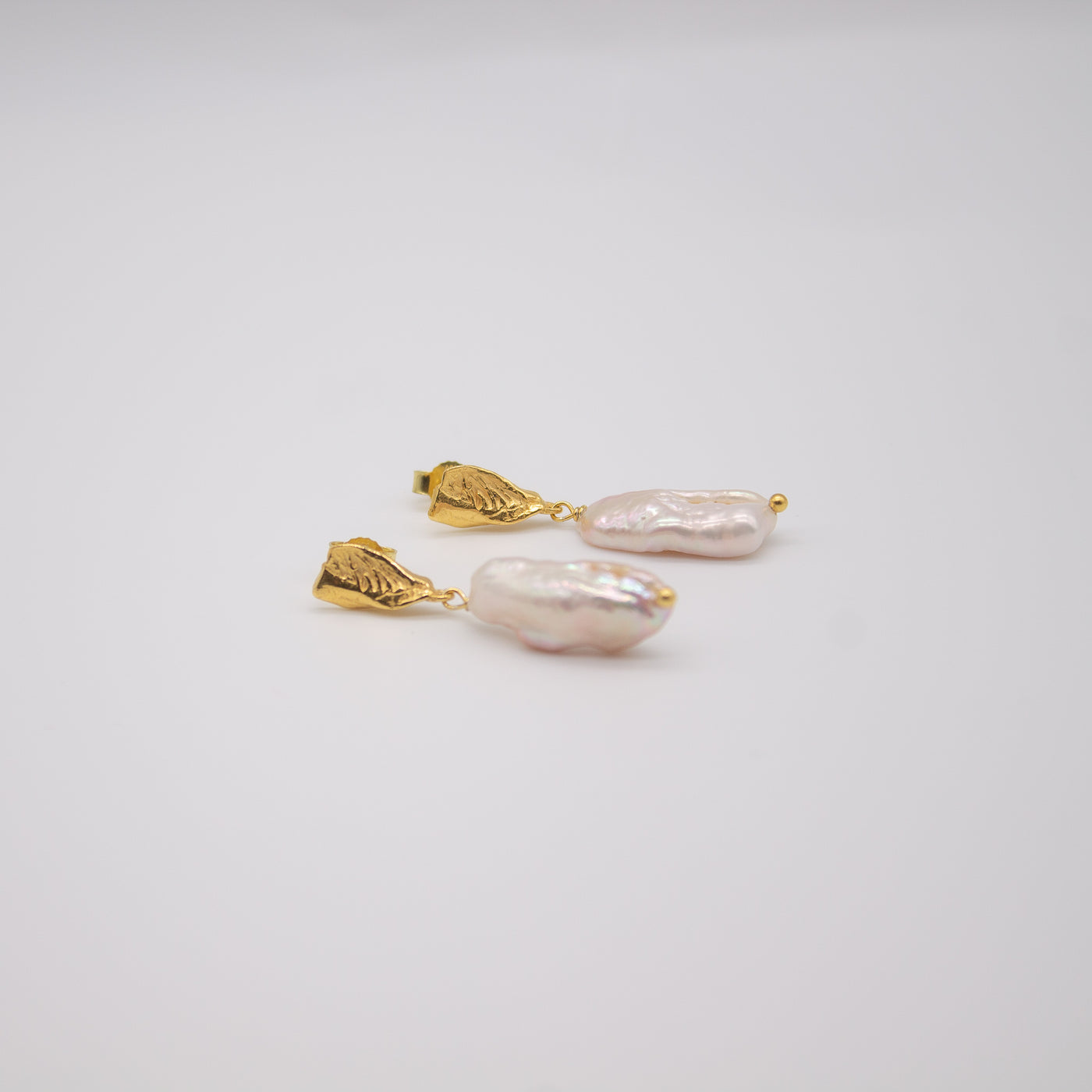 SVINDAL // Ear studs gold-plated with freshwater pearl