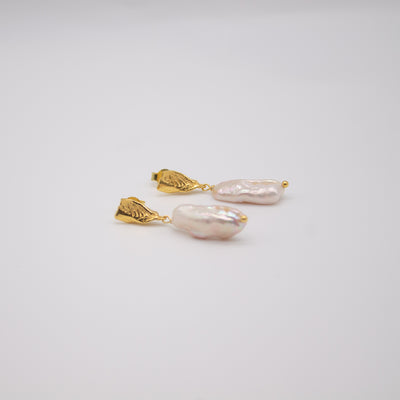 SVINDAL // Ear studs gold-plated with freshwater pearl