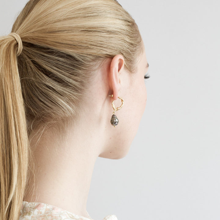 Bridal jewelry SANDEFJORD 585 GOLD (14k) // Hoop earrings with Tahitian pearl