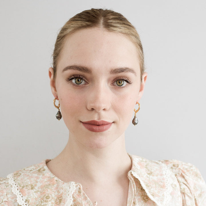 Bridal jewelry SANDEFJORD 585 GOLD (14k) // Hoop earrings with Tahitian pearl