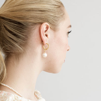 Bridal jewelry SORVIKA 585 GOLD (14k) // Hoop earrings with baroque pearl