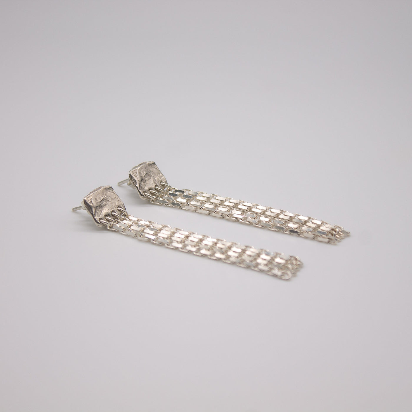 LUNDBY // Chain earrings with ear studs made of fine silver