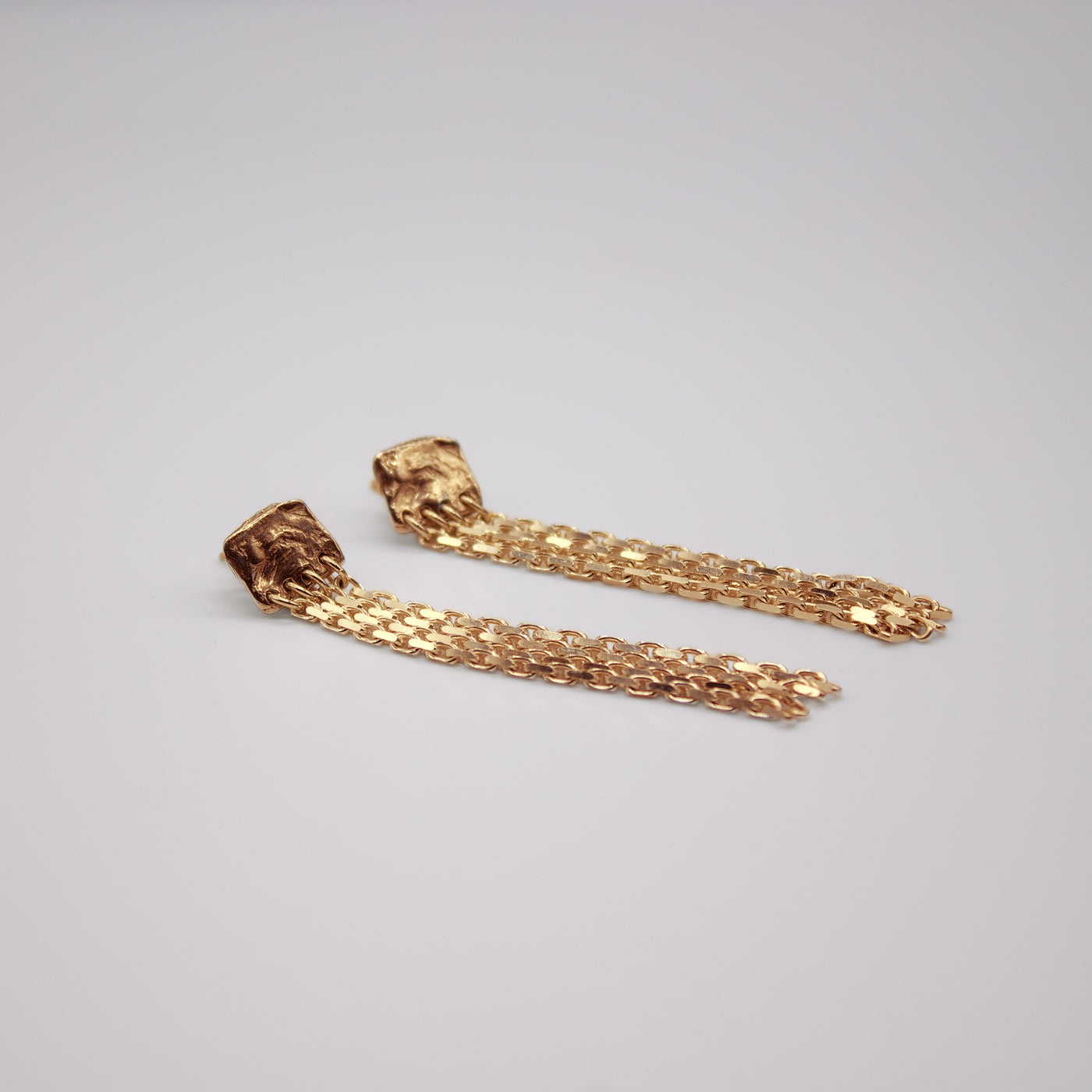 LUNDBY // Chain earrings with gold-plated ear studs