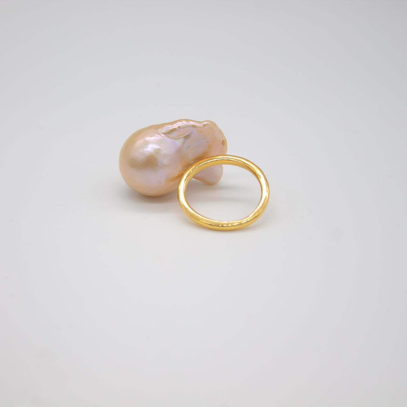 VINGSAND PEACH // Ring vergoldet mit großer Fireball-Barockperle - CONTESSA BERLIN