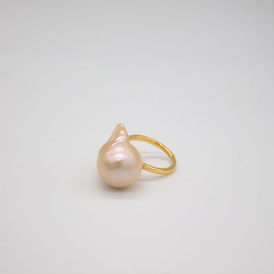 VINGSAND PEACH // Ring vergoldet mit großer Fireball-Barockperle - CONTESSA BERLIN