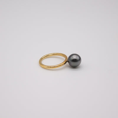VINGSAND Midnight // Ring aus vergoldetem Feinsilber mit Tahitiperle