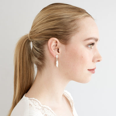 SVINDAL // Ear studs in fine silver with a freshwater pearl