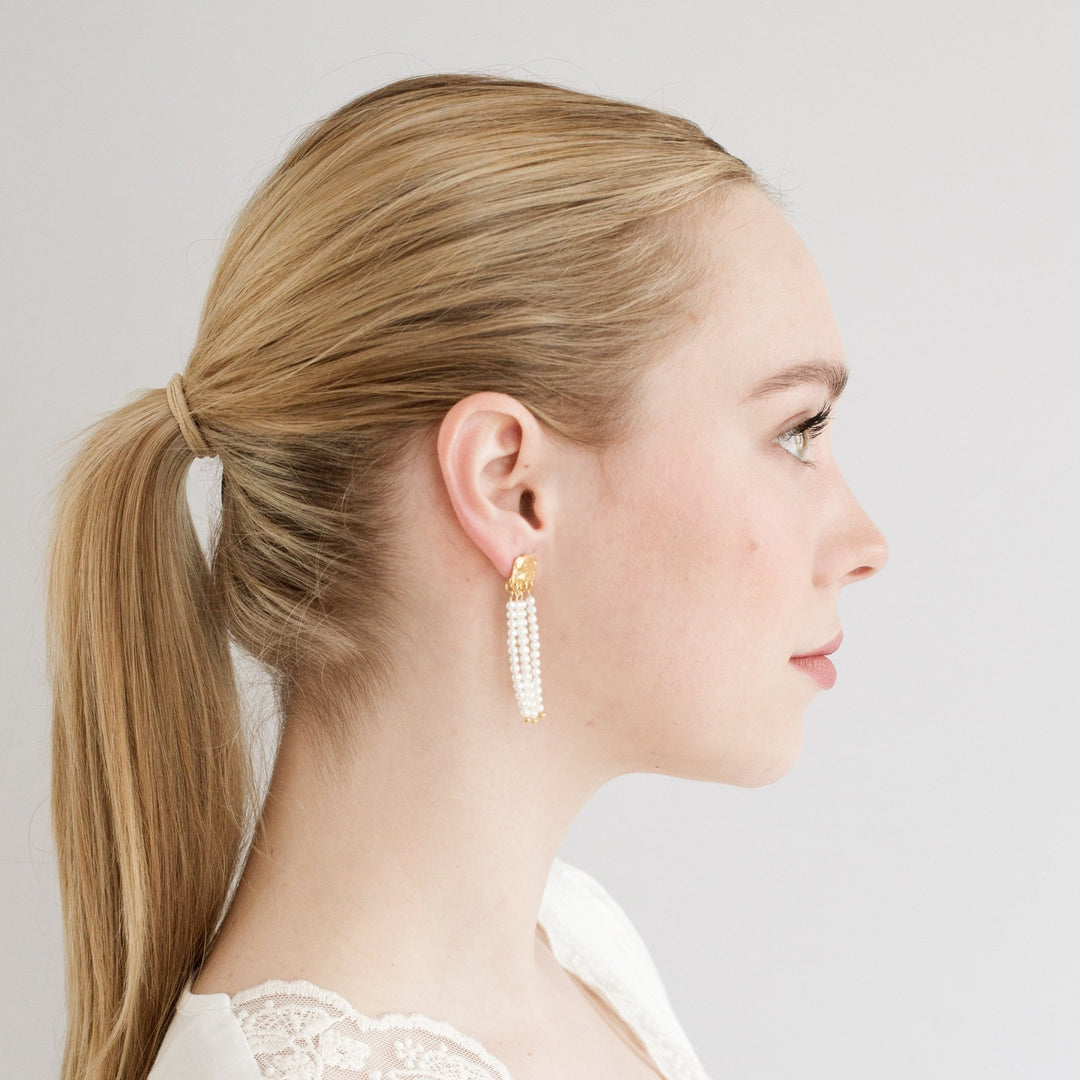 SUNDBY // Ear studs gold-plated with delicate freshwater pearls