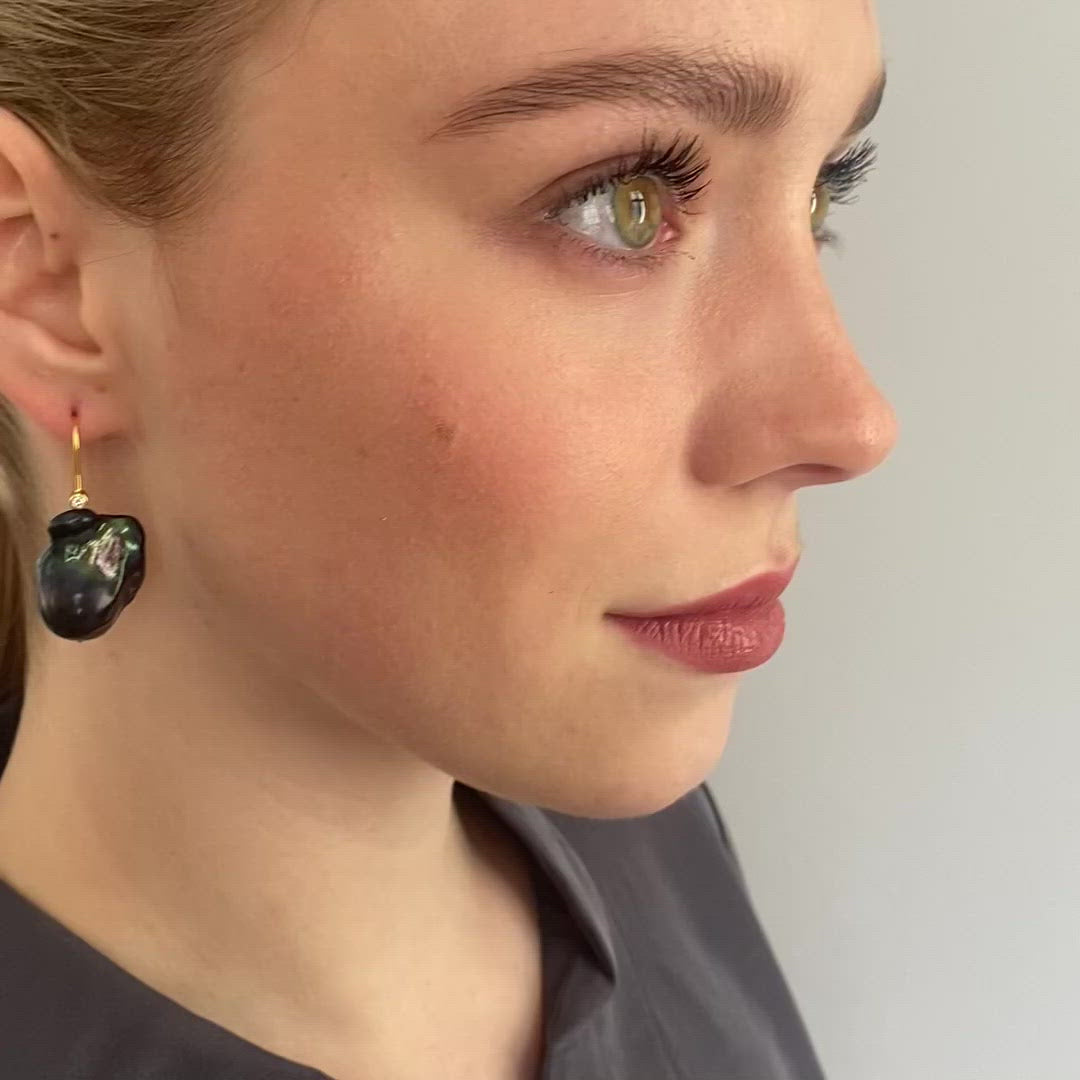 LUDVIKA // Gold-plated earring hooks with zirconia and black baroque pearls 