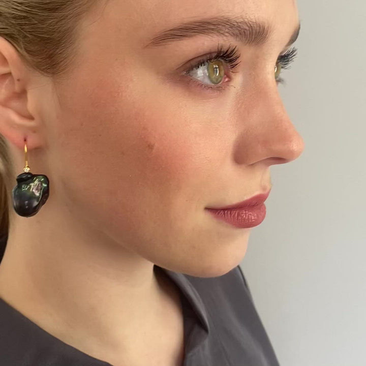 LUDVIKA // Gold-plated earring hooks with zirconia and black baroque pearls 