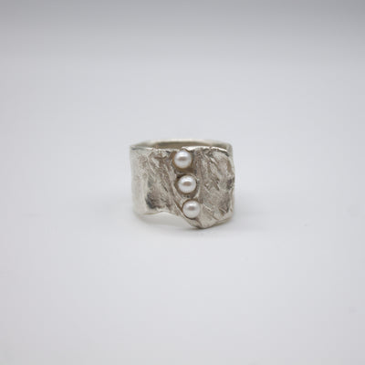 ANGVIKA // Fine silver ring with 3 small freshwater pearls