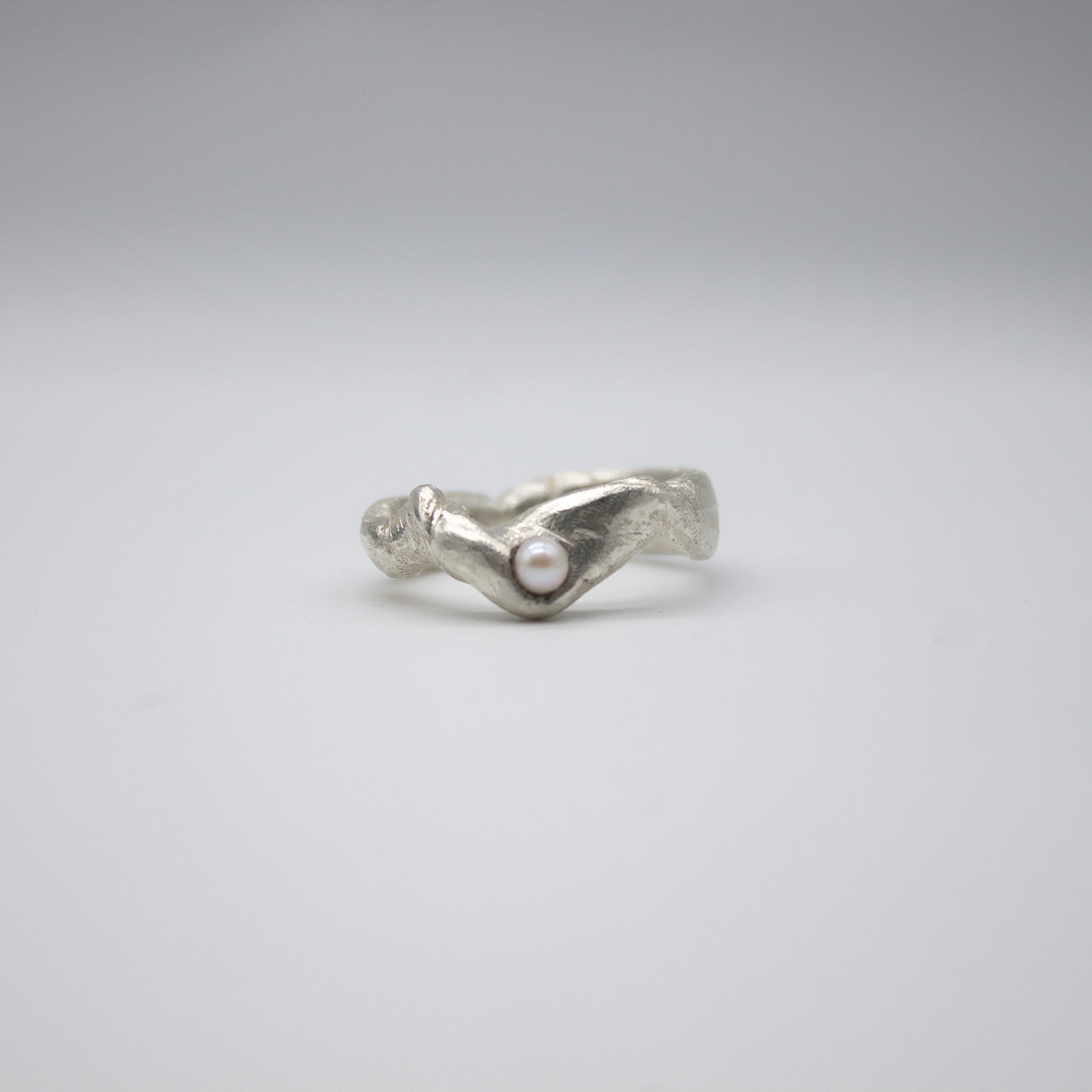 GJERDE // Fine silver ring with a small freshwater pearl