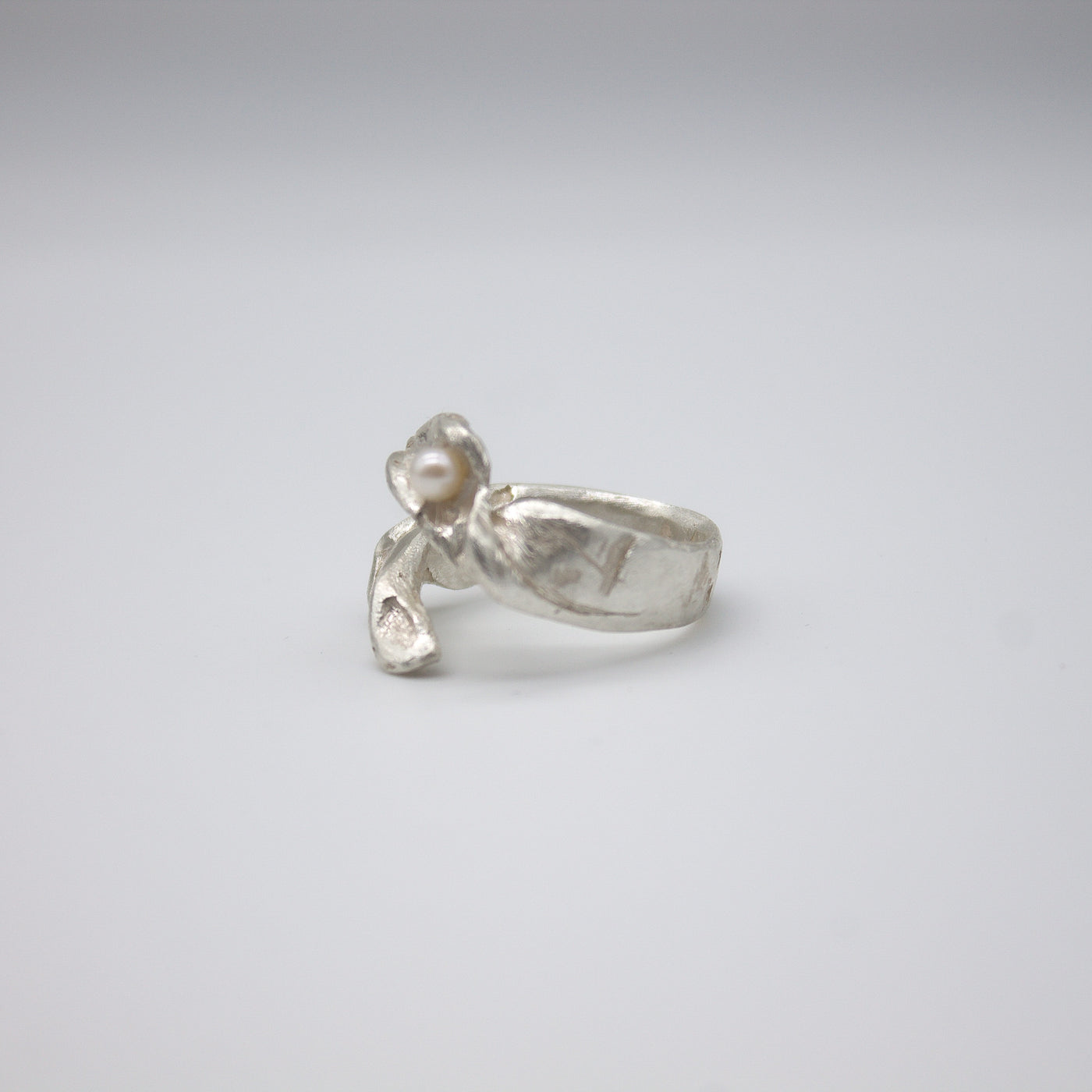 ELVDAL // Fine silver ring with a small freshwater pearl