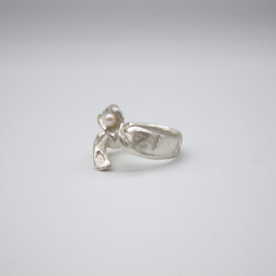 ELVDAL // Fine silver ring with a small freshwater pearl