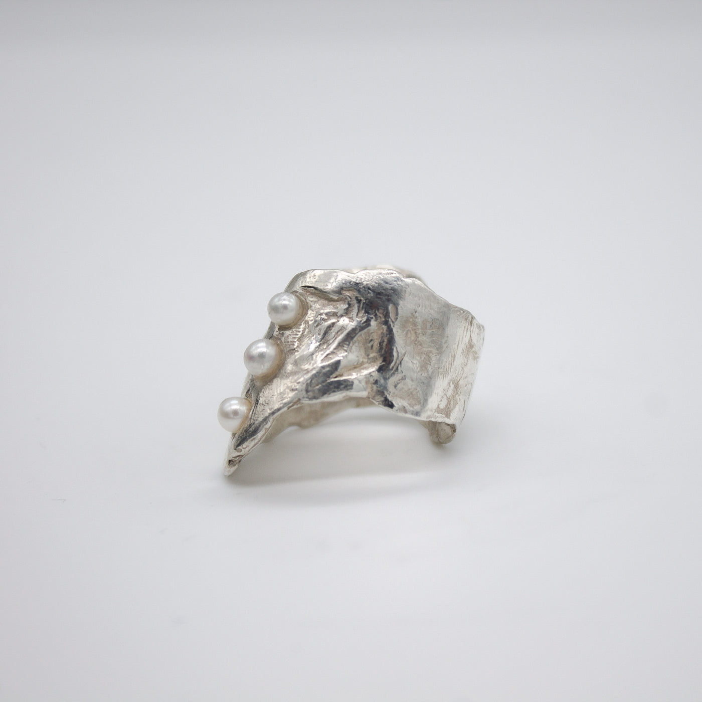 SANDVIKA // Sterling silver ring with 3 small freshwater pearls