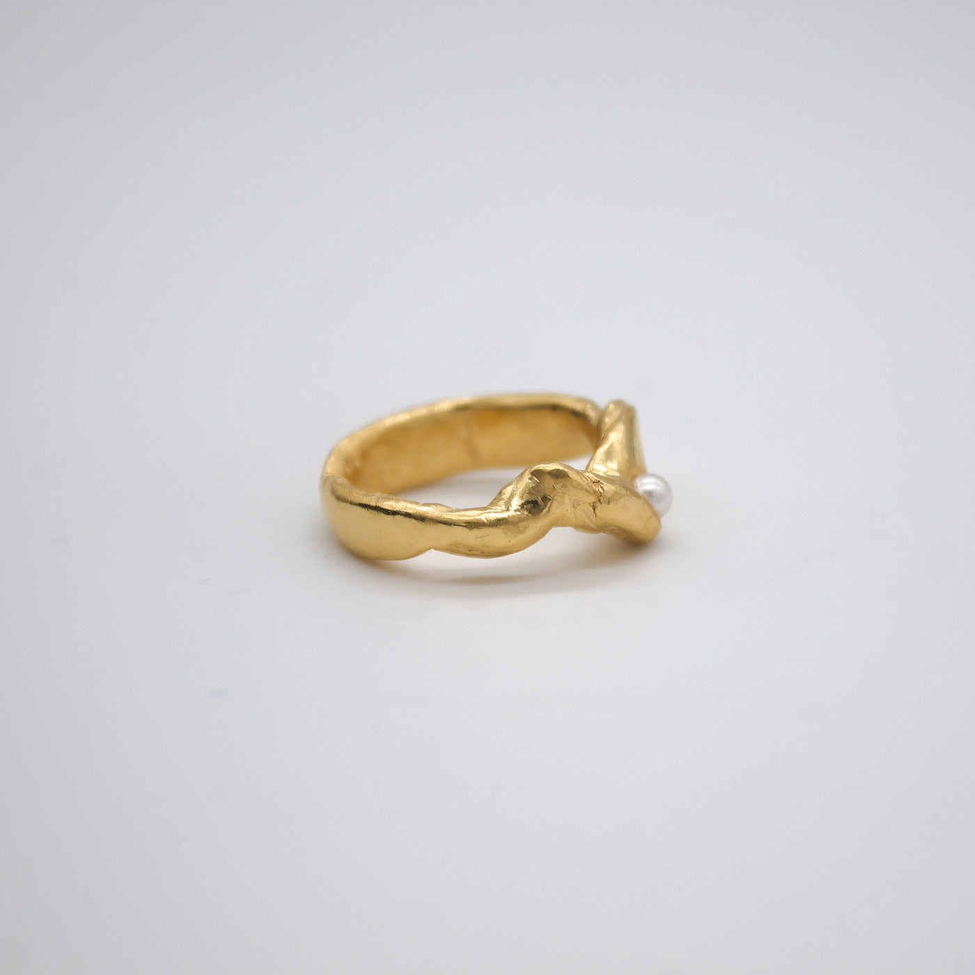GJERDE // Gold-plated ring with a small freshwater pearl