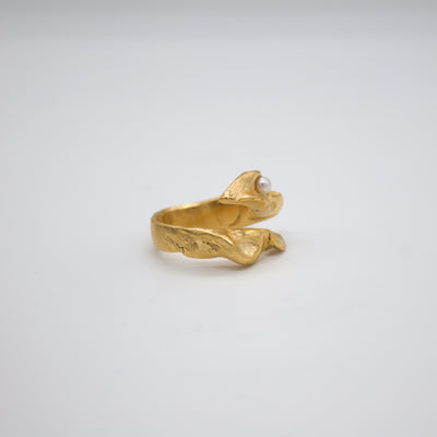 ELVDAL // Gold-plated ring with a small freshwater pearl