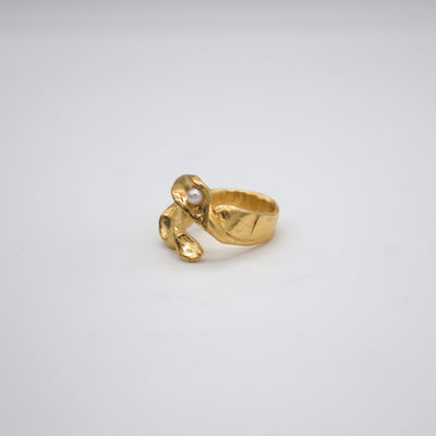ELVDAL // Gold-plated ring with a small freshwater pearl