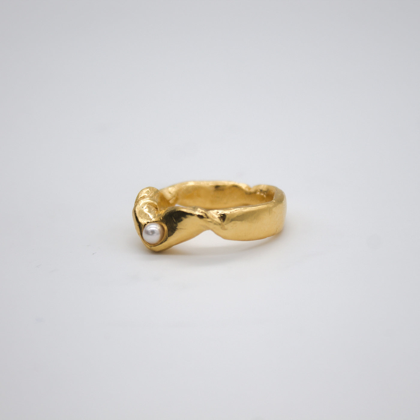 GJERDE // Gold-plated ring with a small freshwater pearl