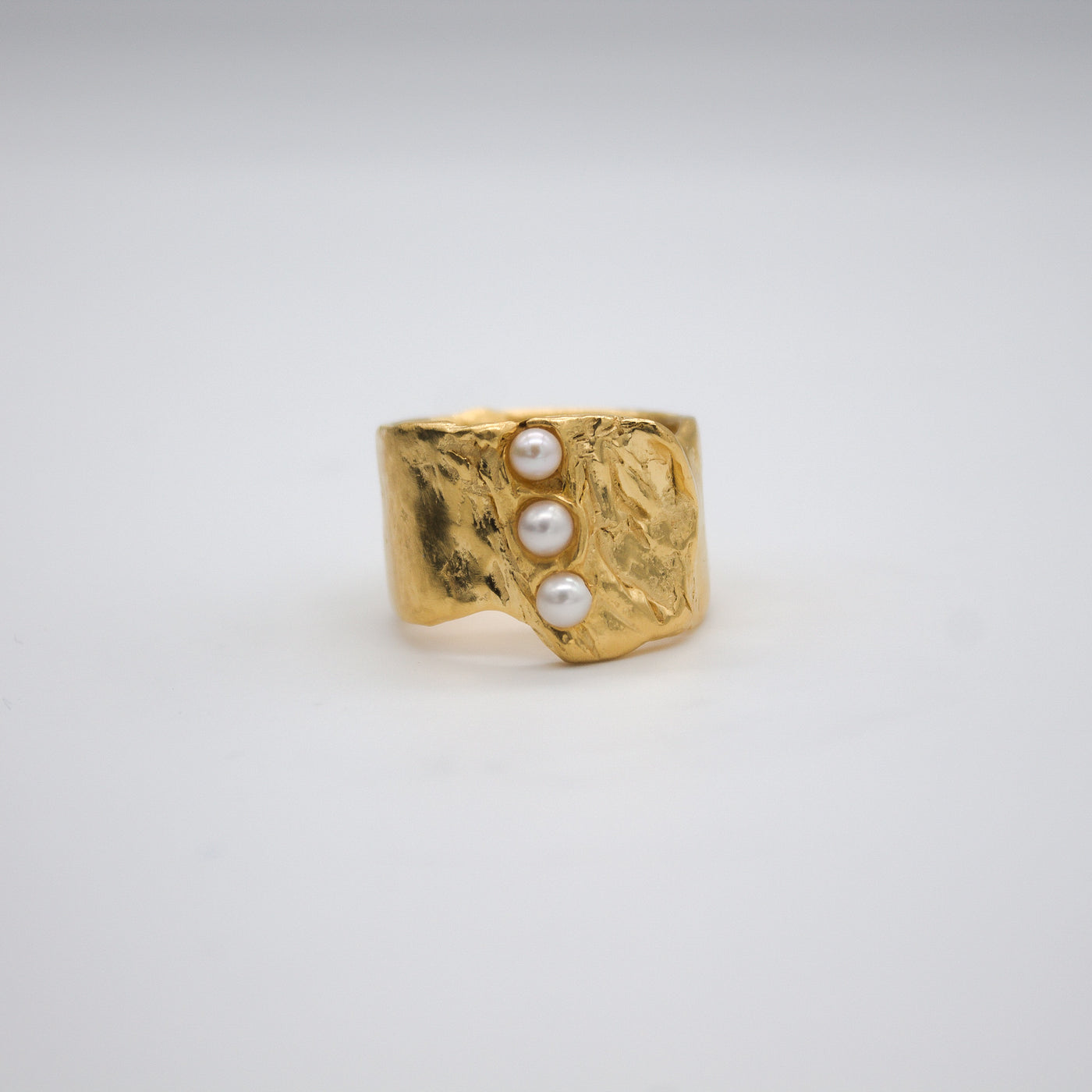 ANGVIKA // Gold-plated ring with 3 small freshwater pearls