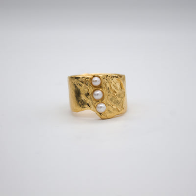 ANGVIKA // Gold-plated ring with 3 small freshwater pearls