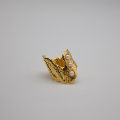 SANDVIKA // Gold-plated ring with 3 small freshwater pearls
